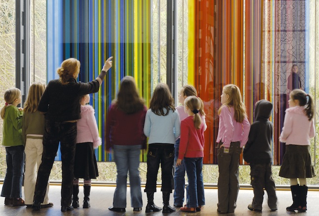 Kinder lernen die Glasmalerei kennen