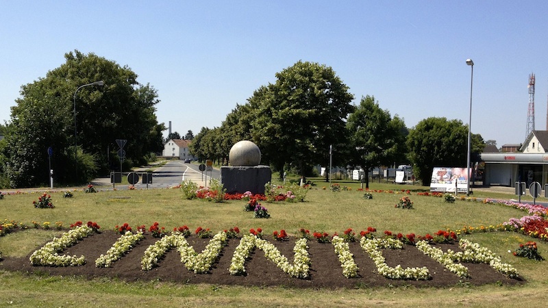 Gestaltung des Kreisverkehrs durch Peters Landschaftsbau GmbH
